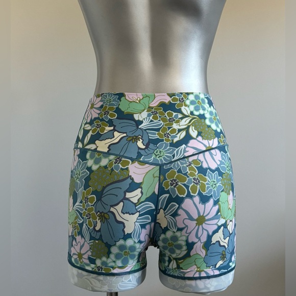 FREE ✅Offline Hi Rise Floral Shorts - Picture 4 of 14